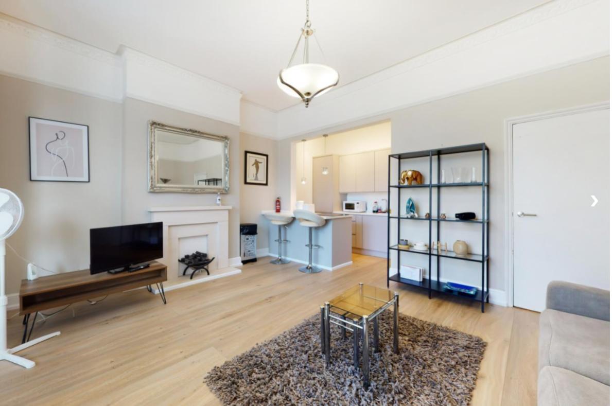 Super 1 Bedroom Flat In Hendon Near Middlesex University With Private Parking Екстериор снимка
