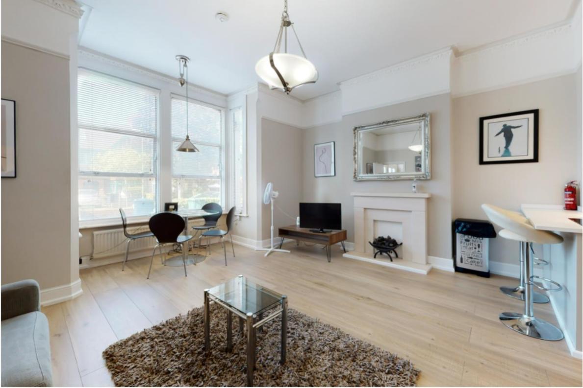 Super 1 Bedroom Flat In Hendon Near Middlesex University With Private Parking Екстериор снимка